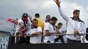 Fernando Llorente (kanan) yang mencetak satu gol ke gawang Cagliari, melambaikan tangan kepada fans Juventus saat berparade keberhasilan mereka meraih Scudetto. REUTERS/Alessandro Garofalo (REUTERS/Alessandro Garofalo) 