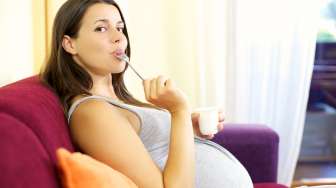 Awas, Kebiasaan Makan Sambil Menonton TV Bisa Menurun ke Anak