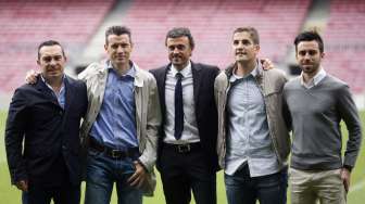 Pelatih baru Barcelona Luis Enrique Martinez (tengah) berpose dengan staffnya Juan Carlos Unzue (kedua dari kiri), Robert Moreno (kedua kanan), Rafael Pol (kanan) and Joaquin Valdes (kiri) di Camp Nou. (Reuters/Albert Gea) 