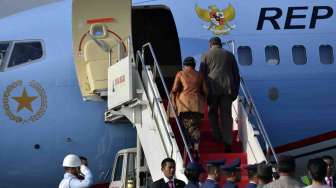 Presiden Susilo Bambang Yudhoyono dan Ibu Negara Ani Yudhoyono  memasuki pesawat khusus kepresidenan BBJ-2 di Bandara Internasional Halim Perdanakusuma, Jakarta, Kamis (22/5). [Antara/Widodo S. Jusuf]