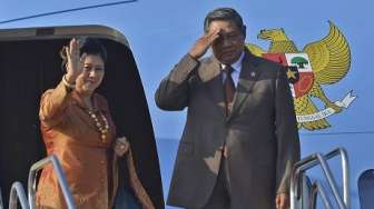 Presiden Susilo Bambang Yudhoyono (kanan) didampingi Ibu Negara Ani Yudhoyono (kiri). [Antara/Widodo S. Jusuf]