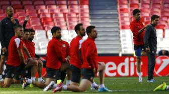 Diego Costa sedang melakukan pemanasan untuk mengikuti sesi latihan terakhir di Stadium Da Luz setelah sempat dibekap cedera hamstring. (Reuters/Kai Pfaffenbach) 