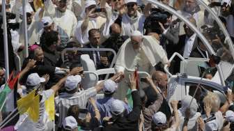 Paus Fransiskus disambut massa di Betlehem, Tepi Barat Palestina, Minggu (25/5). Di kota kelahiran Yesus itu Fransiskus memimpin misa. [Reuters/Ammar Awad].