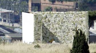 Kim Kardashian dan Kanye West menikah dengan latar rangkaian bunga berbentuk dinding  besar dalam Fort Belvedere, Florence, Italia, Sabtu (25/5/2014). (Reuters/Alessandro Garofalo)