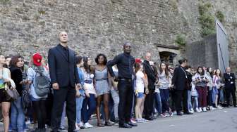 Masyarakat menunggu tamu tiba di Fort Belvedere, tempat Kim Kardashian dan Kanye West merayakan pernikahan di Florence, Italia, Sabtu (24/5/2014). (Reuters/Alessandro Garofalo)