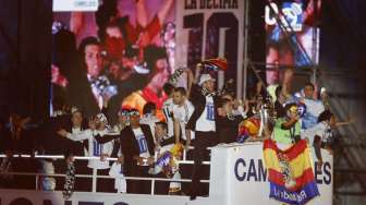 Para pemain Real Madrid merayakan keberhasilan meraih gelar juara Liga Champions ke-10 di bus atap terbuka dan menuju Cibeles square. (Reuters/Andrea Comas) 