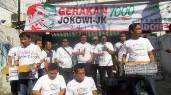 Relawan Jokowi-JK Melakukan Aksi Penggalangan Dana