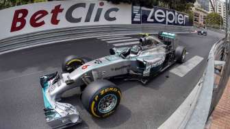 Pebalap Mercedes Formula 1, Nico Rosberg menjuarai Grand Prix F1 Monaco di Monaco, Minggu (25/5). [Reuters/Robert Pratta]