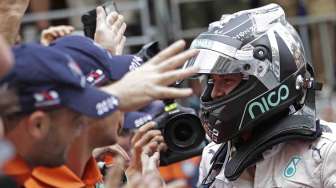 Pebalap Mercedes Formula 1, Nico Rosberg menjuarai Grand Prix F1 Monaco di Monaco, Minggu (25/5). [Reuters/Max Rossi]