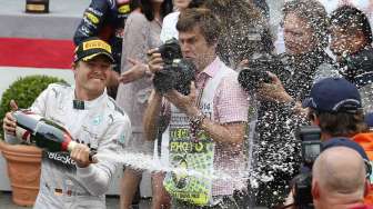 Pebalap Mercedes Formula 1, Nico Rosberg menjuarai Grand Prix F1 Monaco di Monaco, Minggu (25/5). [Reuters/Stefano Rellandini]