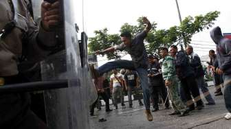 Simulasi Sispamkota menjelang pemilu presiden 2014 di Jalan Margonda Raya Depok, Selasa (27/5). [suara.com/Adrian Mahakam]