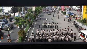 Simulasi Sispamkota menjelang pemilu presiden 2014 di Jalan Margonda Raya Depok, Selasa (27/5). [suara.com/Adrian Mahakam]