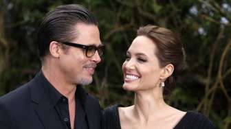 Brad Pitt di Mata Angelina Jolie