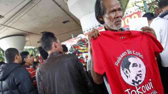 Pendaftaran 1000 Relawan dari kalangan supir bis, angkot, bajaj dan kernet bis untuk Joko Widodo sebagai Presiden RI 2014-2019 di Terminal Kampung Melayu Jakarta, Kamis (29/5). 