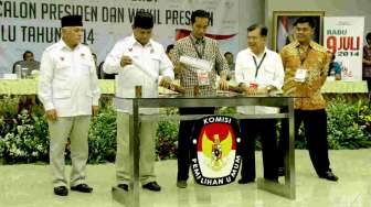 Capres-cawapres Prabowo-Hatta dan Jokowi-JK mengambil undian nomer urut di gedung KPU, Jakarta, Minggu (1/6). [suara.com/Bowo Raharjo]