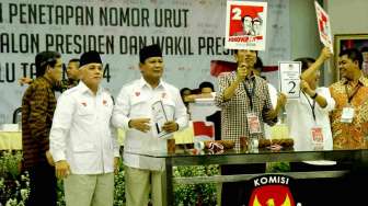 Capres-cawapres Prabowo-Hatta dan Jokowi-JK mengambil undian nomer urut di gedung KPU, Jakarta, Minggu (1/6). [suara.com/Bowo Raharjo]