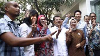 Calon Wakil Presiden Jusuf Kalla menjamu grup band Slank di kediaman Jusuf Kalla di Jalan Brawijaya Raya No.6, Jakarta, Senin (2/6). [suara.com/Adrian Mahakam]