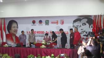 Hari Pertama Kampanye, Megawati Potong Tumpeng untuk Jokowi