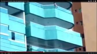 Video: Bergelantungan di Balkon, Balita Nyaris Jatuh dari Apartemen
