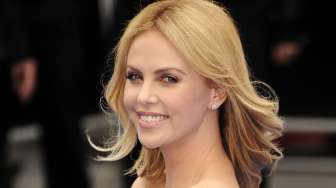 Charlize Theron Minta Bayaran Sama dengan Aktor Hollywood