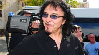 Gitaris Black Sabbath Diberi Gelar Profesor Musik