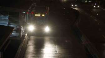 Suasana Halte Busway Harmoni di malam hari, di Jakarta, Jumat (6/6). [suara.com/Adrian Mahakam]