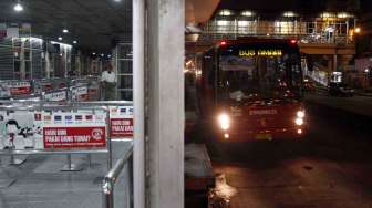 Suasana Halte Busway Harmoni di malam hari, di Jakarta, Jumat (6/6). [suara.com/Adrian Mahakam]