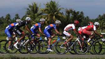 Etape pertama Padang Pariaman-Pariaman pada Tour de Singkarak 2014 di Sumatera Barat, Sabtu (7/6). [Antara/Wahyu Putro A]