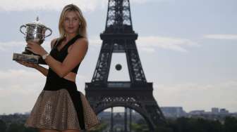 Melihat Si Cantik Sharapova Berpose di depan Eiffel