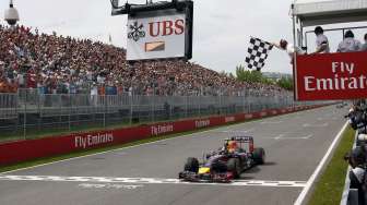 Pebalap Formula Satu dari tim Red Bull Daniel Ricciardo menembus garis finis di GP Kanada, (8/6). (Reuters/Chris Wattie)