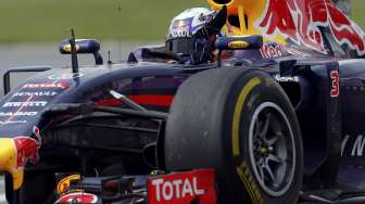 Pebalap Red Bull Daniel Ricciardo melambaikan tangan usai memenangi GP Kanada, (6/8). (Reuters/Mathieu Belanger)