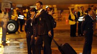 Timnas Spanyol, juara Piala Dunia 2010 tiba di bandara internasional Curitiba, Minggu (8/6). [Reuters/Rodolfo Buhrer] 