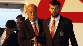 Timnas Spanyol, juara Piala Dunia 2010 tiba di bandara internasional Curitiba, Minggu (8/6). [Reuters/Rodolfo Buhrer] 