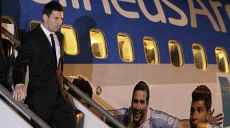 Lionel Messi tiba di bandara di Belo Horizonte, Senin (9/6). [Reuters/Ivan Alvarado] 