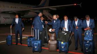 Timnas Ekuador tiba di bandara di Porto Alegre , Senin (9/6). [Reuters/Ivan Alvarado] 