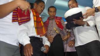 Usai Kunjungi Pengungsi Sinabung, Jokowi Dilempari Butiran Beras
