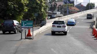 Uji coba pemberlakuan satu arah Jalan Layang Non Tol Antasari-Blok M mulai pukul 05.00 WIB hingga pukul 09.30 WIB, Jakarta, Selasa (10/6). [suara.com/Adrian Mahakam]