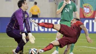 Striker Portugal, Hugo Almeida menjatuhkan diri untuk mencoba membobol gawang Irlandia yang dikawal David Forde.  Dalam laga ujicoba Samba 2014 ini, Portugal tekuk Irlandia 5-1. ( REUTERS/Ray Stubblebine)