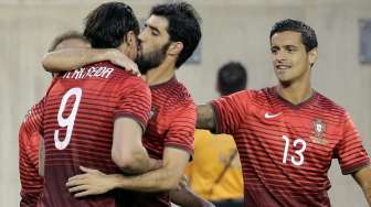 Striker Portugal mendapat ciuman dari rekannya, Luis Neto, usai membobol gawang Irlandia. Dalam laga ujicoba Samba 2014 ini, Portugal tekuk Irlandia 5-1. ( REUTERS/Ray Stubblebine)