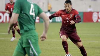 Kapaten Portugal, Cristiano Ronaldo mencoba menggocek pemain Irlandia Richard Keogh.  Dalam laga ujicoba Samba 2014 ini, Portugal tekuk Irlandia 5-1. ( REUTERS/Ray Stubblebine)