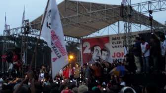 Jokowi Sudahi Kampanye di Bandung dengan Acungkan Dua Jari 