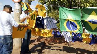 Penjual jersey tim nasional Brasil dan juga bendera Brasil di pinggir jalan kota Ribeirao Preto, Sao Paulo. (Reuters/Charles Platiau) 