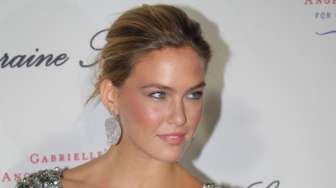 Ajak Mick Jagger Dansa, Bar Refaeli Diputusin Pacar