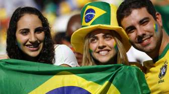 Sejumlah fans timnas Brasil menghadiri upacara pembukaan Piala Dunia 2014 di Stadion Corinthians, Sao Paulo, (12/6). (Reuters/Damir Sagolj)