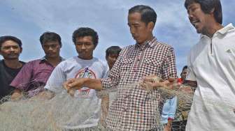 Kampanye Capres nomer urut dua Joko Widodo di Cilacap, Jawa Tengah, Jumat (13/6). [Antara/Widodo S. Jusuf]