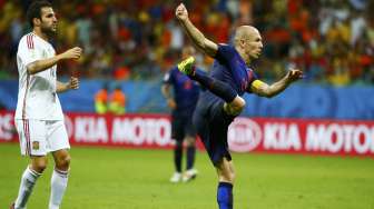 Arjen Robben melepaskan tembakkannya ke gawang Spanyol. (REUTERS/Tony Gentile)