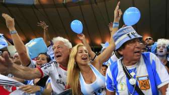 Suporter dalam pertandingan Argentina dan Bosnia, di Maracana stadium, Rio de Janeiro, Minggu (15/6). [REUTERS/ Michael Dalder]