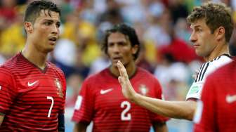 Cristiano Ronaldo (7) dan Thomas Mueller saling beradu argumen saat di lapangan, Senin (16/6/2014). [Reuters/Jorge Silva]