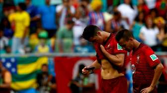 Reaksi kecewa Cristiano Ronaldo dan rekannya Joao Pereira, usai kekalahan 0-4 Portugal dari Jerman. [Reuters/Darren Staples]