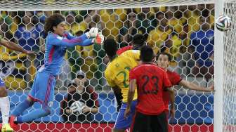 Penjaga gawang Meksiko, Guillermo Ochoa, bertarung dengan striker Brasil, Jo, Rabu (18/6) [Reuters/Sergio Morales].